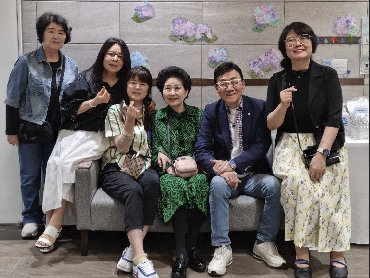 도쿄 'K-종이접기 축제' 나선 노영혜 이사장과 봉사단 (출처=연합뉴스)