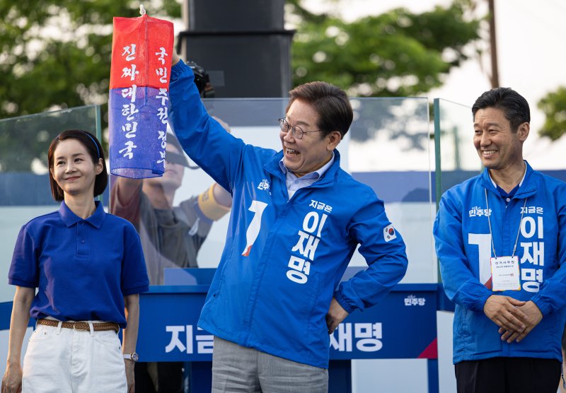 메이저 바카라사이트 굿모닝 더불어민주당 대통령 후보가 30일 오후 충북 충주시 충주체육관 시계탑광장에서 청사초롱을 들고 포즈를 취하고 있다. 2025.5.30/메이저 바카라사이트 굿모닝1 ⓒ News1 메이저 바카라사이트 굿모닝 기자