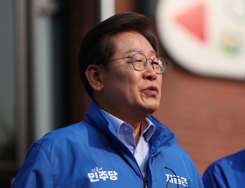 [원주=뉴시스] 조성우 기자 = 카지노사이트 바카라사이트 더불어민주당 대선후보가 30일 오후 강원 원주시 원주행복마당에서 유세를 마치고 취재진 질문에 답하고 있다. 2025.05.30. xconfind@newsis.com