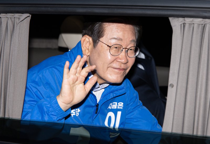 우리카지노 바카라사이트 더불어민주당 대통령 후보가 30일 오후 충북 충주시 충주체육관 시계탑광장에서 열린 유세를 마친 후 차량에 탑승해 시민들에게 인사하고 있다. 2025.5.30/우리카지노 바카라사이트1 ⓒ News1 우리카지노 바카라사이트 기자