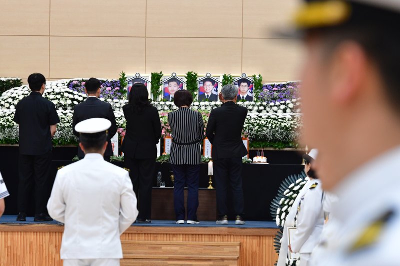 31일 오전 경북 포항시 남구 해군항공사령부 내 금익관에 마련된 해상초계기 추락 순직자 합동에볼루션 바카라서 시민들이 조문하고 있다. 2025.5.31/에볼루션 바카라1 ⓒ News1 최창호 기자