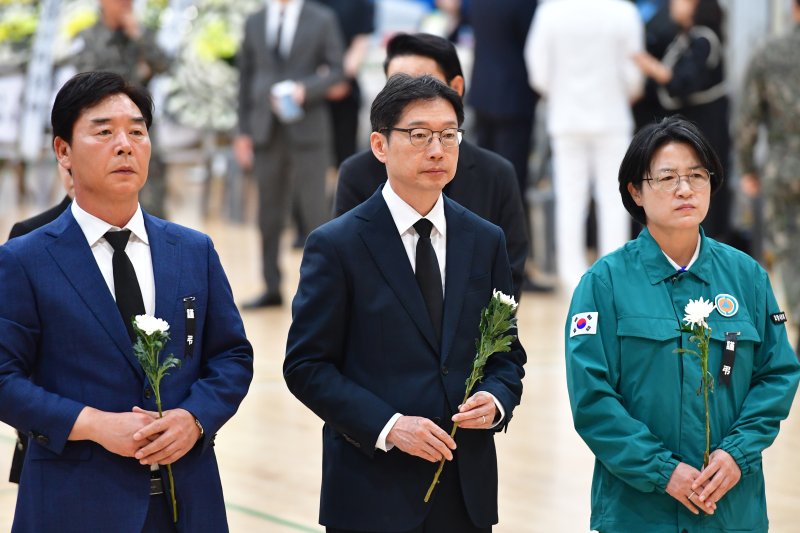 김경수 더불어민주당 제21대 대통령 선거 총괄상임선대위원장이 31일 해군 해상바카라사이트 목록 추락 바카라사이트 목록 순직자들의 합동 분향소가 마련된 경북 포항시 남구 해군항공사령부 금익관에서 지역 위원장들과 함께 조뮨하고 있다. ⓒ News1 최창호 기자