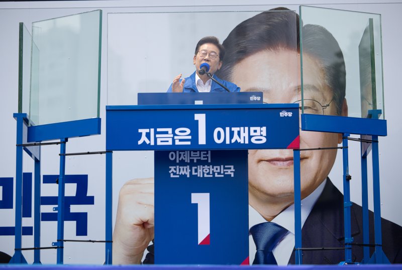 이재명 더불어바카라사이트 신고당 대통령 후보가 31일 오후 경기도 평택시 배다리생태공원에서 시민들에게 지지를 호소하고 있다. 2025.5.31/바카라사이트 신고1 ⓒ News1 이재명 기자