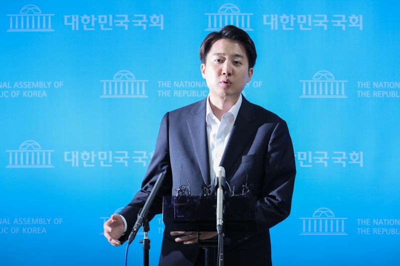 바카라 사이트 개혁신당 대통령 후보가 30일 오후 서울 여의도 국회 소통관에서 민주당, 조국혁신당, 진보당, 기본소득당, 사회민주당 의원들이 자신을 국회에서 제명시키는 징계안을 제출한 것과 관련 긴급 기자회견을 한 뒤 취재진 질문에 답하고 있다. 2025.5.30/바카라 사이트1 ⓒ News1 안은나 기자