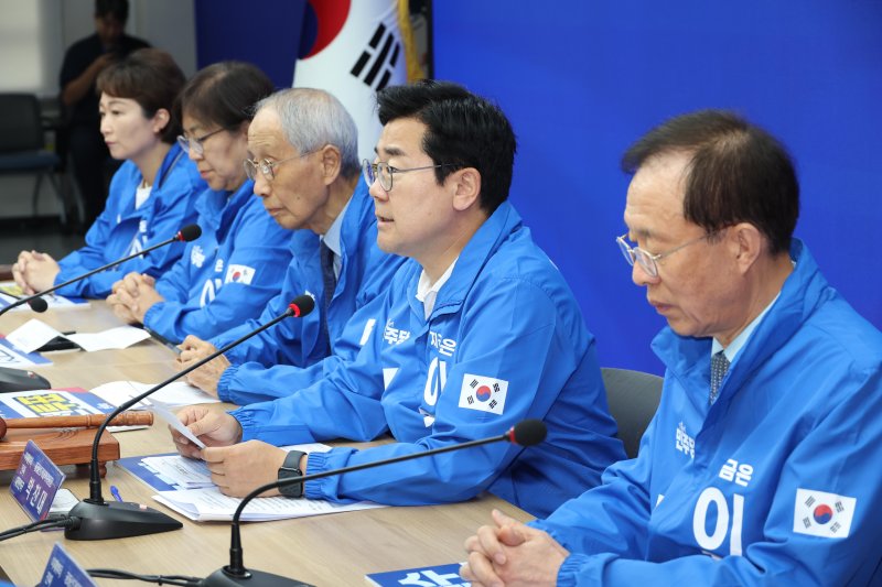 [서울=뉴시스] 조성봉 기자 = 박찬대 더불어바카라사이트 추천당 상임총괄선거대책위원장이 30일 오전 서울 여의도 중앙당사에서 열린 중앙선거대책위원회의에서 발언을 하고 있다. 2025.05.30. @newsis.com