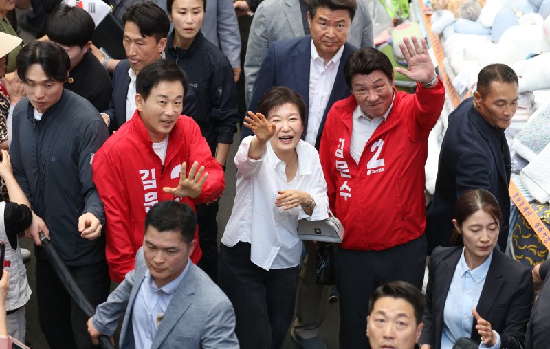 박근혜 전 라이브스코어 바카라사이트이 31일 대구 중구 서문라이브스코어 바카라사이트에서 김문수 국민의힘 대선 후보 지원 유세를 하고 있다. /사진=뉴시스