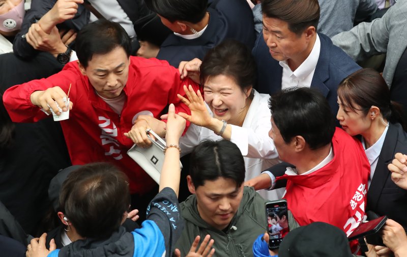 [메이저 바카라사이트 주사위=뉴시스] 이무열 기자 = 박근혜 전 대통령이 31일 메이저 바카라사이트 주사위 중구 서문시장에서 김문수 국민의힘 대선 후보 지원 유세를 하고 있다. 2025.05.31. lmy@newsis.com