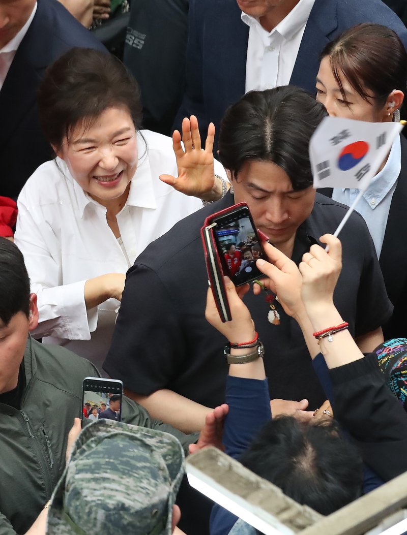 [메이저 바카라사이트 주사위=뉴시스] 이무열 기자 = 박근혜 전 대통령이 31일 메이저 바카라사이트 주사위 중구 서문시장에서 김문수 국민의힘 대선 후보 지원 유세를 하고 있다. 2025.05.31. lmy@newsis.com