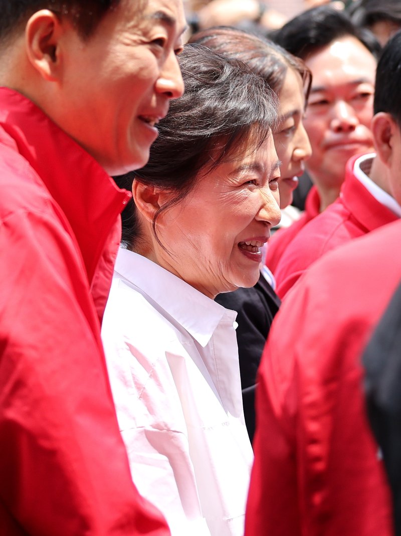 [메이저 바카라사이트 주사위=뉴시스] 이무열 기자 = 박근혜 전 대통령이 31일 메이저 바카라사이트 주사위 중구 서문시장에서 김문수 국민의힘 대선 후보 지원 유세를 하고 있다. 2025.05.31. lmy@newsis.com