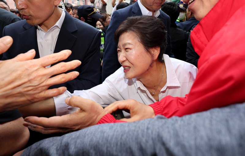 [메이저 바카라사이트 주사위=뉴시스] 이무열 기자 = 박근혜 전 대통령이 31일 메이저 바카라사이트 주사위 중구 서문시장에서 김문수 국민의힘 대선 후보 지원 유세를 하고 있다. 2025.05.31. lmy@newsis.com