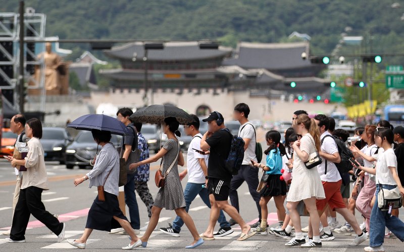 양산으로 햇볕을 가린 채 걷고 있는 사람들.(사진은 기사 내용과 무관함) / 먹튀 없는 바카라 사이트1 ⓒ News1
