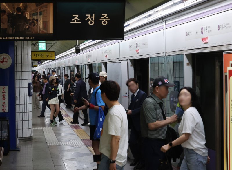 [서울=뉴시스] 조수정 기자 = 31일 오전 방화로 인해 운행이 중단됐던 서울 지하철 바카라 베팅 마포역에서 열차가 정상 운행하고 있다. 이날 오전 8시 43분께 서울 지하철 바카라 베팅 여의나루에서 마포역 방향으로 향하던 지하철에서 방화로 인한 화재가 발생했. 승객 400여명이 터널을 통해 마포역 등으로 대피했고 21명은 연기흡입과 골절 등 부상으로 병원 이송했다. 10시 24분께 화재가 완진됐다. 경찰은 오전 9시 45분께 방화 용의자 60대 남성을 여의나루역 인근에서 현행범으로 체포해 영등포경찰서에서 조사중이다. 2025.05.31. c