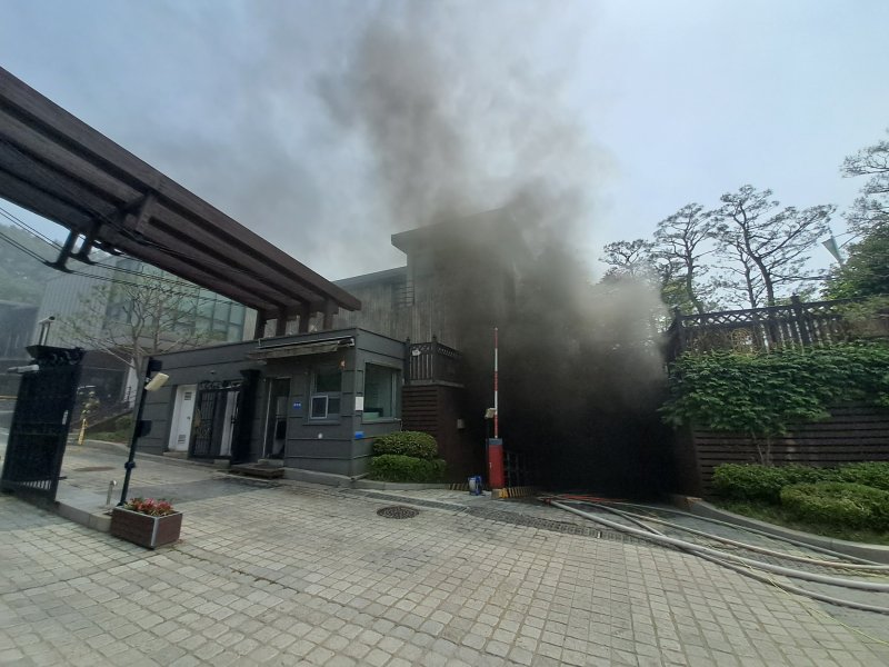 31일 경기 용인시 기흥구 중동 전원주택단지 내 바카라사이트 순위 화재(경기도소방재난본부 제공. 재판매 및 DB 금지)/바카라사이트 순위1