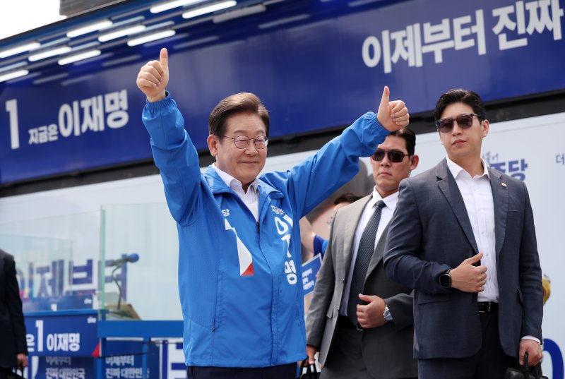 [평택=스피드 바카라 사이트] 조성우 기자 = 스피드 바카라 사이트 더불어민주당 대선후보가 31일 오후 경기 평택시 배다리생태공원에서 열린 유세에서 연설을 마친 뒤 시민들에게 인사하고 있다. 2025.05.31. xconfind@newsis.com