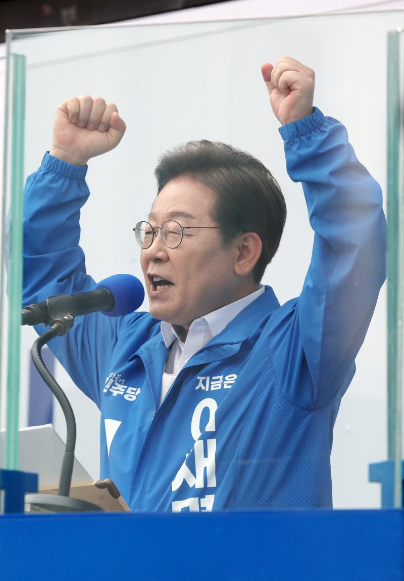 [평택=스피드 바카라 사이트] 조성우 기자 = 스피드 바카라 사이트 더불어민주당 대선후보가 31일 오후 경기 평택시 배다리생태공원에서 열린 유세에서 연설을 하고 있다. 2025.05.31. xconfind@newsis.com