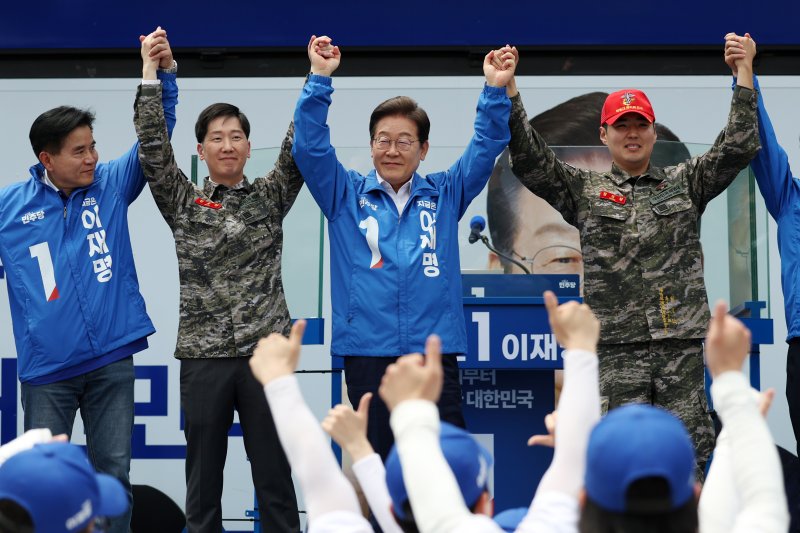 [평택=스피드 바카라 사이트] 조성우 기자 = 스피드 바카라 사이트 더불어민주당 대선후보가 31일 오후 경기 평택시 배다리생태공원에서 열린 유세에서 참석 인사들과 손을 잡고 시민들에게 인사하고 있다. 2025.05.31. xconfind@newsis.com