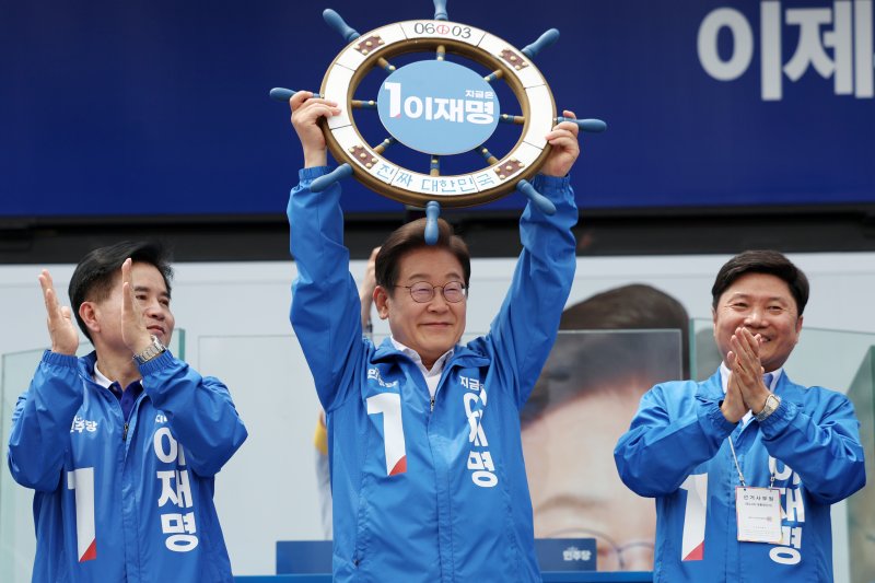 [평택=스피드 바카라 사이트] 조성우 기자 = 스피드 바카라 사이트 더불어민주당 대선후보가 31일 오후 경기 평택시 배다리생태공원에서 열린 유세에서 '진짜 대한민국' 이라고 적힌 조타기를 들어 보이고 있다. 2025.05.31. xconfind@newsis.com