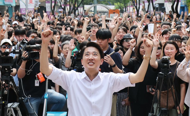 메이저 바카라사이트 유니88벳 개혁신당 대통령 후보가 제21대 대통령 선거를 사흘 앞둔 31일 오후 경기 안양시 평촌로데오거리에서 열린 유세에서 막판 지지를 호소하고 있다. 2025.5.31/메이저 바카라사이트 유니88벳1 ⓒ News1 오대일 기자