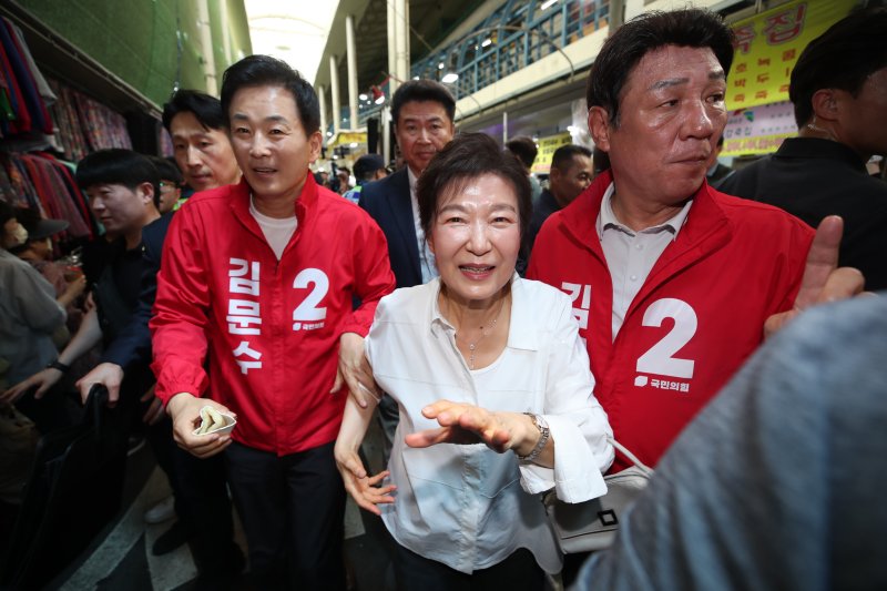 [대구=뉴시스] 이무열 기자 = 박근혜 전 대통령이 31일 대구 중구 서문라이트닝 바카라 사이트에서 김문수 국민의힘 대선 후보 지원 유세를 하고 있다. 2025.05.31. lmy@newsis.com