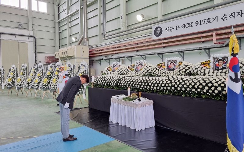 [제주=뉴시스] 오영훈 제주우리카지노 바카라사이트가 포항 해군 초계기 추락사고로 순직한 희생자를 추모하기 위해 31일 해군615비행대대(용담 2동 소재)에 마련된 임시분향소를 찾아 조문하고 있다. (사진=제주도 제공) 2025.05.31. photo@newsis.com *재판매 및 DB 금지