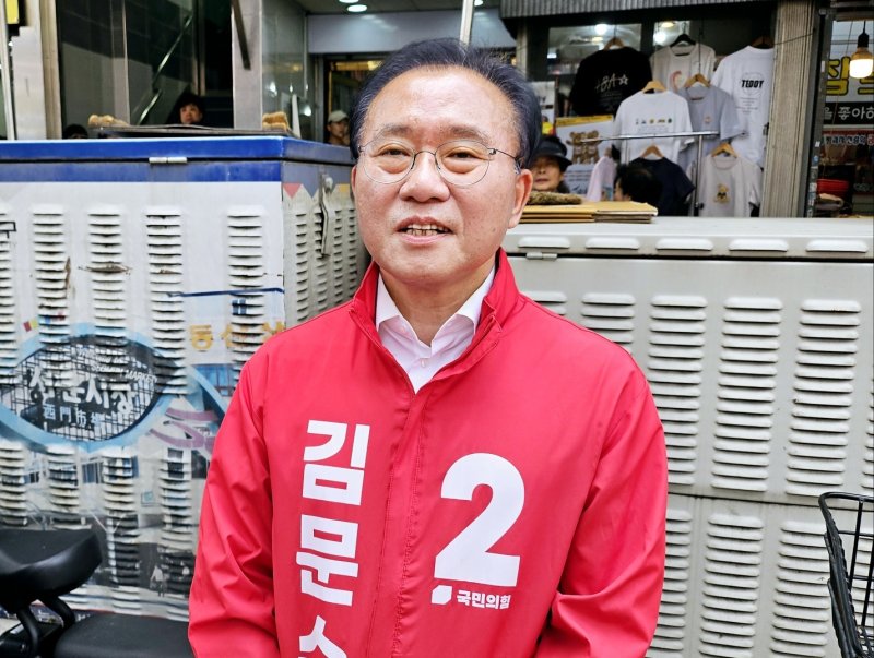 윤재옥 국민의힘 총괄바카라사이트 굿모닝대책본부장이 31일 대구 서문시장에서 기자들과 만나 질문에 답하고 있다. 2025.5.31/바카라사이트 굿모닝1 남승렬 기자