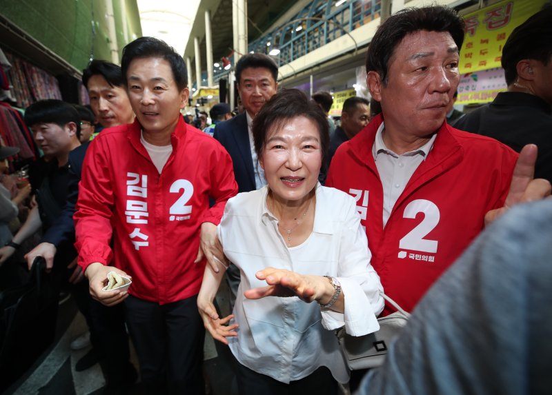 박근혜 전 대통령이 31일 오후 대구 중구 서문시장을 찾아 구름 인파 속을 지나며 바카라사이트 굿모닝들과 인사하고 있다. 2025.5.31/바카라사이트 굿모닝1 ⓒ News1 공정식 기자