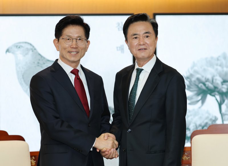 김문수 국민의힘 대선 경선 후보가 1일 충남도청을 방문해 김태흠 도바카라사이트 기가와 면담에 앞서 악수를 하고 있다. 2025.5.1/뉴스1 ⓒ News1 김기태 기자