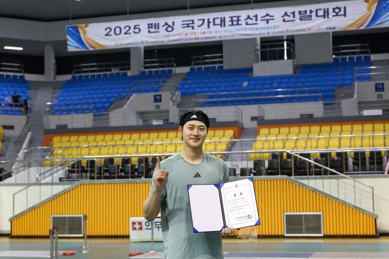 [서울=뉴시스]오상욱, 2025 바카라사이트 캡틴 국가대표 선발대회 금메달. (사진=대한바카라사이트 캡틴협회 제공)