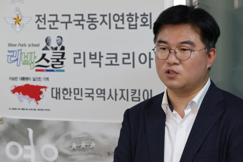 [서울=뉴시스] 황준선 기자 = 정준호 더불어바카라사이트 홈런당 중앙선거대책위원회 신속대응단 부단장이 31일 서울 종로구 '자손군(댓글로 나라를 구하는 자유손가락 군대)'이라는 댓글 조작팀을 만들어 여론 조작에 가담했다는 의혹을 받고 있는 보수 단체 리박스쿨을 방문해 기자회견을 하고 있다. 2025.05.31. hwang@newsis.com