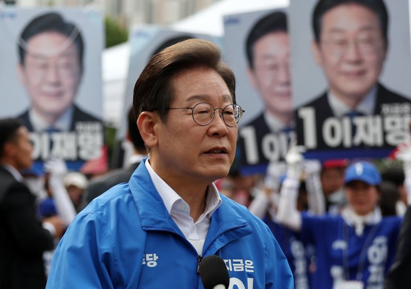 [청주=뉴시스] 조성우 기자 = 31일 오후 충북 청주시 오창프라자1 앞 광장에서 열린 바카라 가상 머니 사이트 더불어민주당 대선후보 집중유세를 마치고 백브리핑하고 있다. 2025.05.31. xconfind@newsis.com