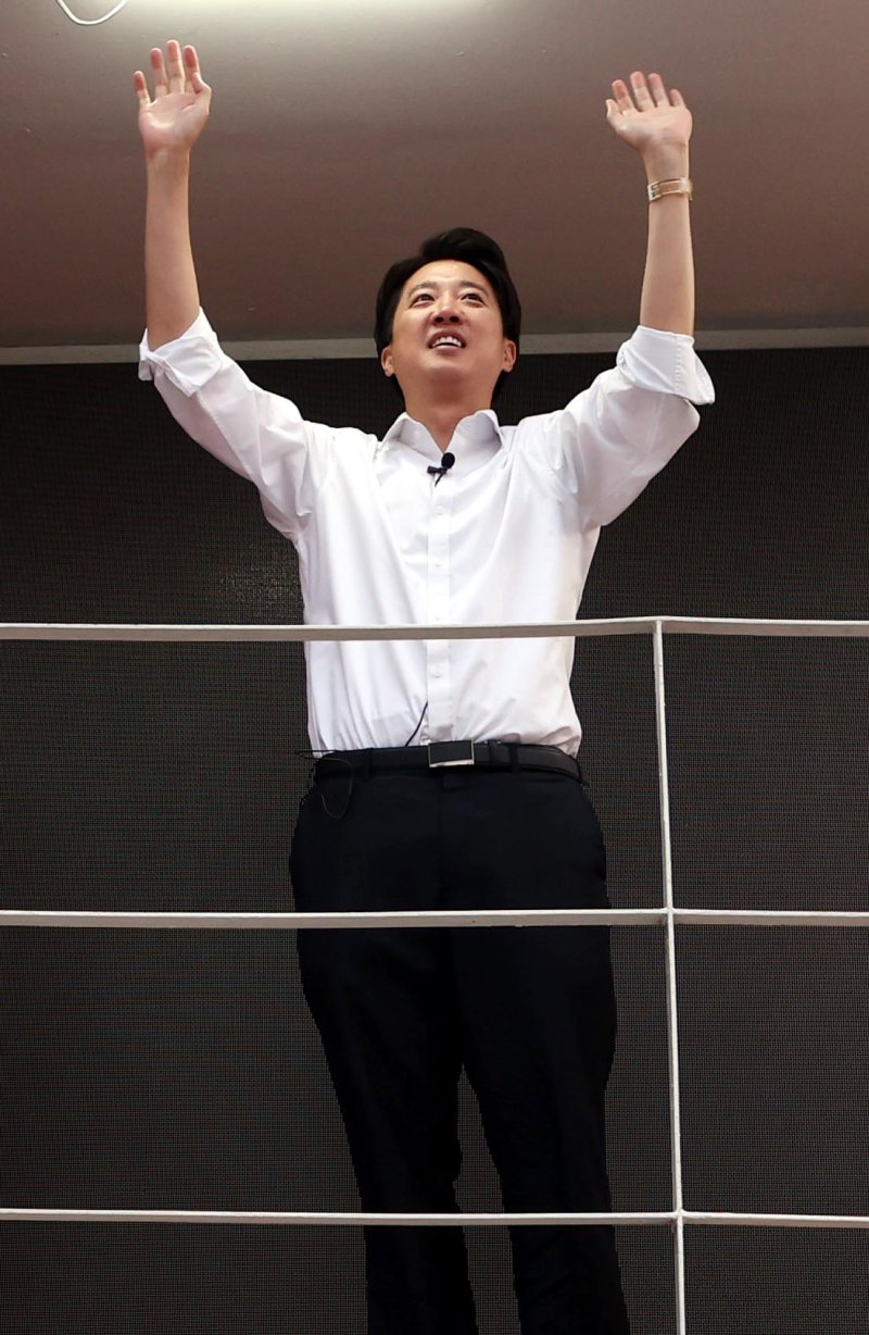 [서울=뉴시스] 조성봉 기자 = 온라인 바카라 개혁신당 대선후보가 30일 오후 서울 서대문구 신촌 유플렉스 앞에서 열린 유세에서 시민들에게 인사를 하고 있다 . 2025.05.30. suncho21@newsis.com