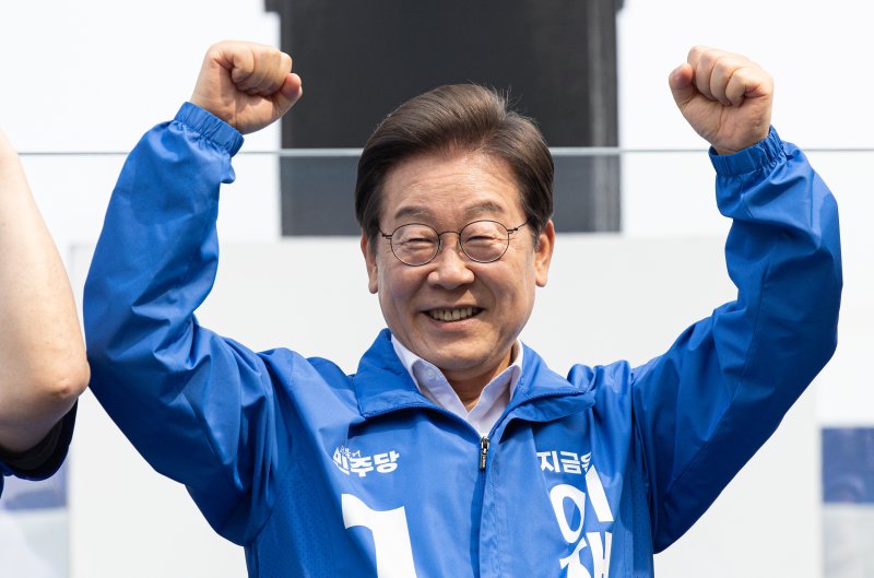 메이저 바카라사이트 더불어민주당 대통령 후보가 31일 오후 충북 청주시 오창프라자 앞 광장에서 열린 유세에 도착해 시민들에게 인사하고 있다. 2025.5.31/메이저 바카라사이트1 ⓒ News1 메이저 바카라사이트 기자