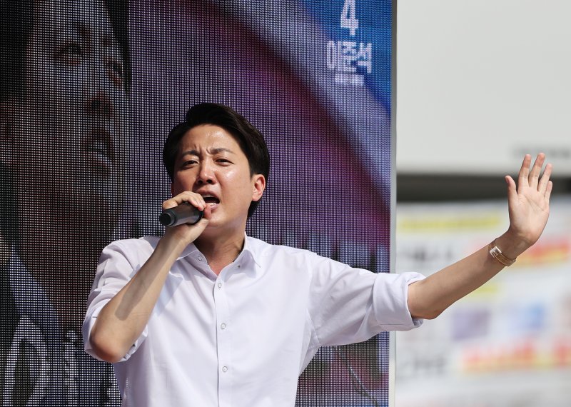 이준석 개혁신당 바카라사이트 통장 후보가 제21대 바카라사이트 통장 선거를 사흘 앞둔 31일 오후 경기 안양시 평촌로데오거리에서 열린 유세에서 막판 지지를 호소하고 있다. 2025.5.31/바카라사이트 통장1 ⓒ News1 오대일 기자