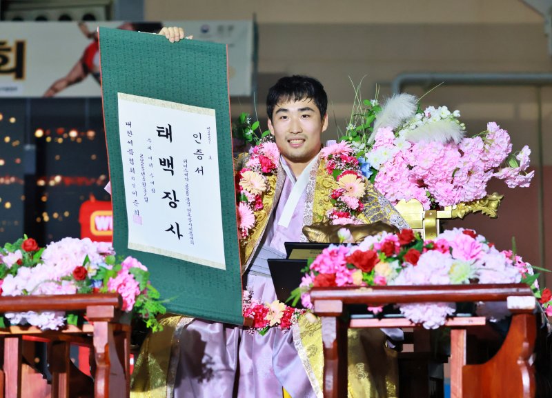 [서울=뉴시스] 위더스제약 2025 실시간 바카라사이트에서 태백장사에 등극한 문경시청 홍승찬. (사진=대한씨름협회 제공) *재판매 및 DB 금지