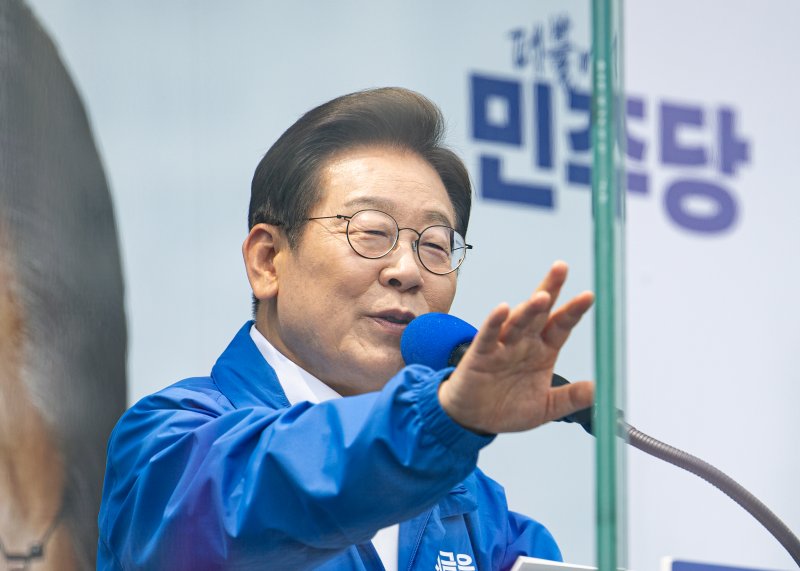 토토 바카라 사이트 더불어민주당 대통령 후보가 31일 오후 경기도 평택시 배다리생태공원에서 시민들에게 지지를 호소하고 있다. 2025.5.31/토토 바카라 사이트1 ⓒ News1 토토 바카라 사이트 기자