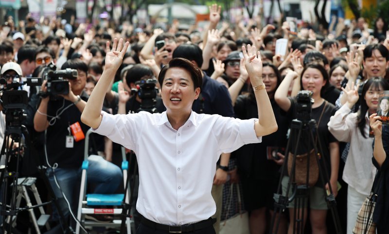 이준석 개혁신당 대통령 후보가 제21대 대통령 선거를 사흘 앞둔 31일 오후 경기 안양시 평촌로데오거리에서 열린 유세에서 막판 지지를 호소하고 있다. 2025.5.31/토토 바카라 사이트1 ⓒ News1 오대일 기자