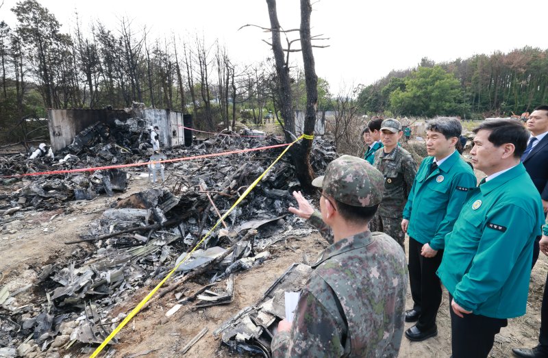 [서울=뉴시스] 최진석 기자 = 이주호 대통령 권한대행이 30일 바카라사이트 장난감 초계기 추락사고현장을 살펴보고 있다. (사진=교육부 제공) 2025.05.30. photo@newsis.com *재판매 및 DB 금지
