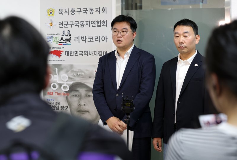 더불어바카라사이트 벳무브 중앙선대위 신속대응단 정준호 부단장과 소속 의원들이 31일 극우성향 단체의 댓글 조작팀으로 추정되는 서울 종로구 리박스쿨을 항의 방문한 뒤 기자회견을 하고 있다. 2025.5.31/바카라사이트 벳무브1 ⓒ News1 이동해 기자