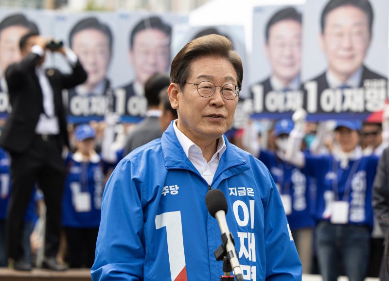 이재명 더불어바카라사이트 벳무브 대통령 후보가 31일 오후 충북 청주시 오창프라자 앞 광장에서 유세를 마친 후 취재진 질문에 답변하고 있다. 2025.5.31/바카라사이트 벳무브1 ⓒ News1 이재명 기자