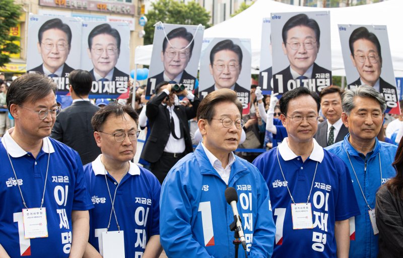 이재명 더불어바카라사이트 벳무브 대통령 후보가 31일 오후 충북 청주시 오창프라자 앞 광장에서 유세를 마친 후 취재진 질문에 답변하고 있다. 2025.5.31/바카라사이트 벳무브1 ⓒ News1 이재명 기자
