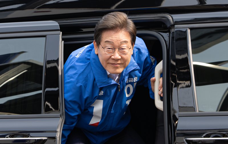 이재명 더불어바카라사이트 벳무브 대통령 후보가 31일 오후 충북 청주시 오창프라자 앞 광장에서 열린 유세에 도착하고 있다. 2025.5.31/바카라사이트 벳무브1 ⓒ News1 이재명 기자