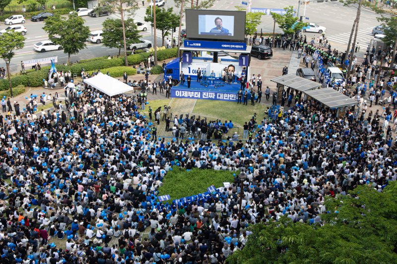이재명 더불어바카라사이트 벳무브 대통령 후보가 31일 오후 충북 청주시 오창프라자 앞 광장에서 시민들에게 지지를 호소하고 있다. 2025.5.31/바카라사이트 벳무브1 ⓒ News1 이재명 기자