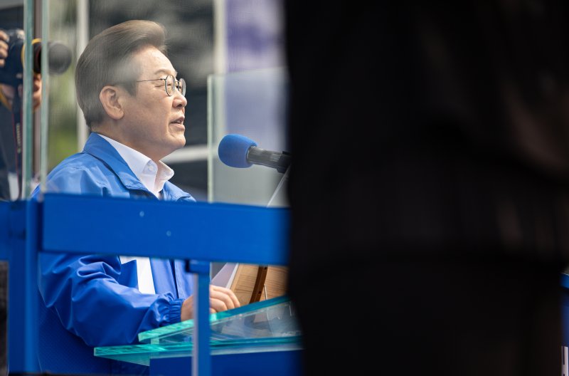이재명 더불어바카라사이트 벳무브 대통령 후보가 31일 오후 충북 청주시 오창프라자 앞 광장에서 시민들에게 지지를 호소하고 있다. 2025.5.31/바카라사이트 벳무브1 ⓒ News1 이재명 기자