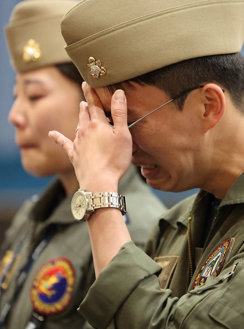 [포항=뉴시스] 이무열 기자 = 30일 경북 포항시 남구 온라인 바카라 항공사령부 체육관에 마련된 온라인 바카라 P-3CK 917호기 순직자 합동분향소에서 한 동료가 눈물을 흘리고 있다. 2025.05.30. lmy@newsis.com
