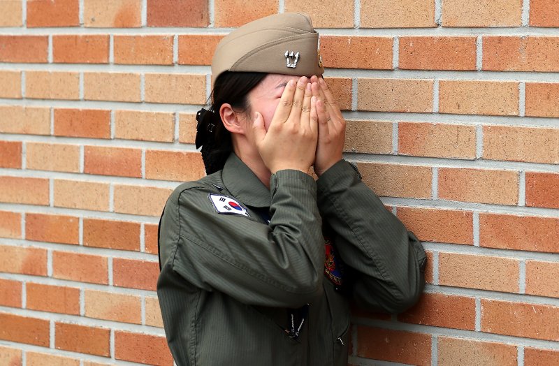 [포항=뉴시스] 이무열 기자 = 30일 경북 포항시 남구 온라인 바카라 항공사령부 체육관에 마련된 온라인 바카라 P-3CK 917호기 순직자 합동분향소에서 순직 온라인 바카라의 한 동료가 조문을 마치고 눈물을 흘리고 있다. 2025.05.30. lmy@newsis.com