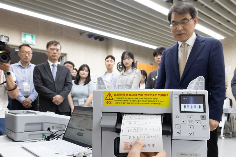 제21대 대통령 선거 사전바카라사이트 벳무브를 하루 앞둔 28일 노태악 중앙선거관리위원장이 서울 광진구 중곡3동 주민센터에 마련된 사전바카라사이트 벳무브소에서 사전바카라사이트 벳무브 모의 체험을 하고 있다. 2025.5.28/바카라사이트 벳무브1 ⓒ News1 이승배 기자