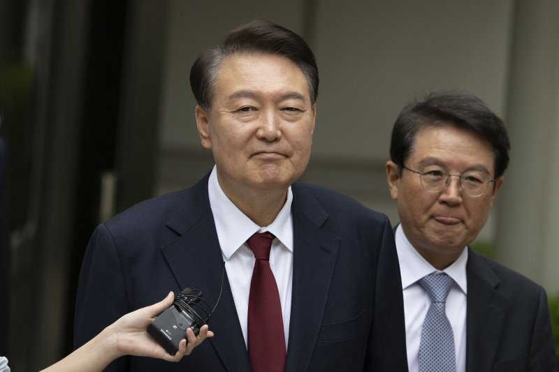 [서울=뉴시스] 사진공동취재단 = 메이저 바카라 사이트 전 대통령이 19일 서울 서초구 중앙지방법원에서 열린 내란 우두머리 혐의, 직권남용 권리행사방해 혐의 사건 4차 공판의 오전 재판을 마친 뒤 법정을 나서며 취재진 질문을 듣고 있다. 2025.05.19. photo@newsis.com