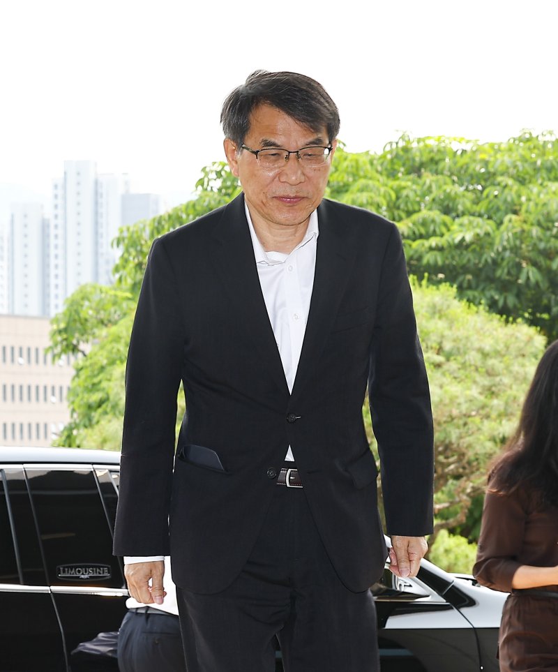 [과천=뉴시스] 김근수 기자 = 노태악 중앙선거관리위원회 바카라사이트 순위이 30일 경기 과천 중앙선거관리위원회 청사 안으로 들어가고 있다. 2025.05.30. ks@newsis.com
