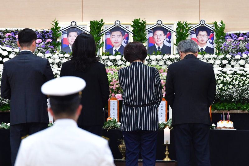31일 오전 경북 포항시 남구 해군항공사령부 내 금익관에 마련된 해상초계기 바카라 사이트 추천디시 순직자 합동분향소에서 시민들이 조문하고 있다. 영정 오른쪽에는 고 강신원 상사의 생일 케이크가 놓여져 있다. 2025.5.31/뉴스1 ⓒ News1 최창호 기자