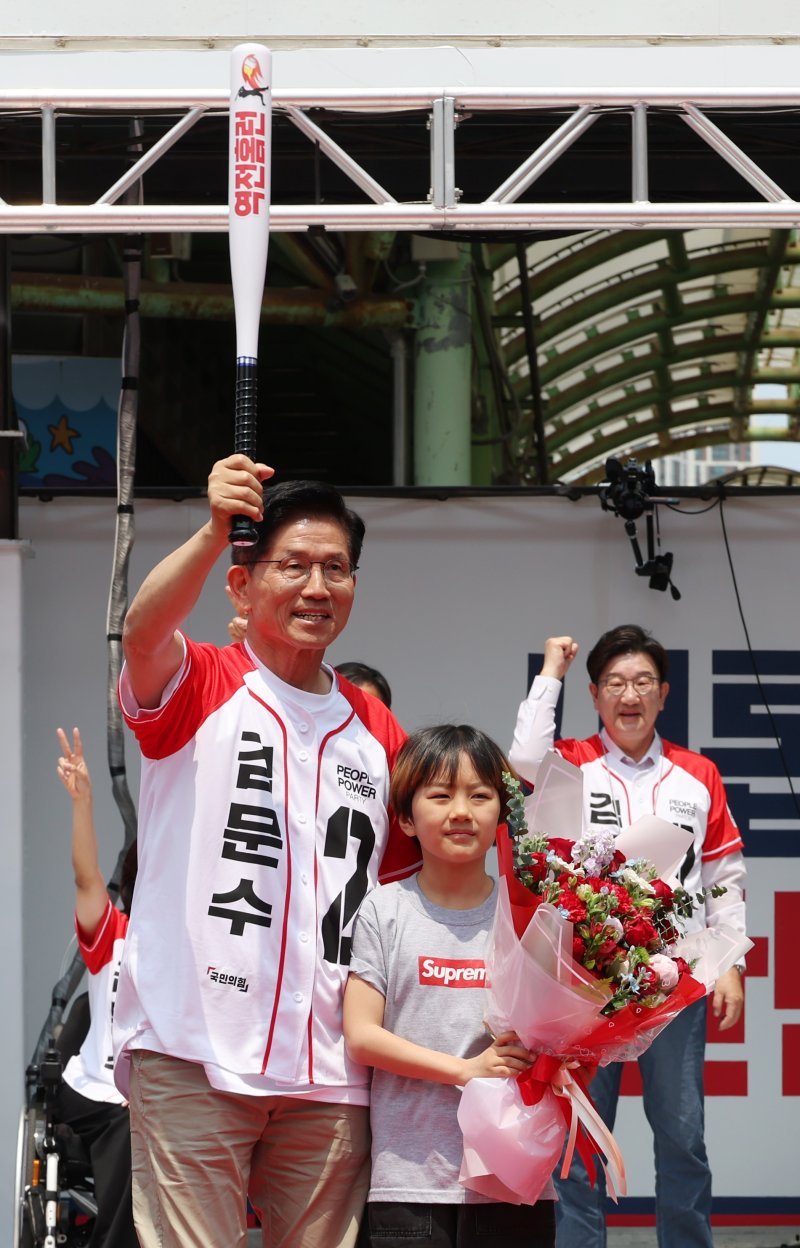 [속초=뉴시스] 고승민 기자 = 김문수 국민의힘 대선 바카라사이트 윈윈가 31일 강원 속초 관광수산시장에서 유세를 하기 전 선물받은 야구 배트를 들고 포즈를 취하고 있다. 2025.05.31. kkssmm99@newsis.com